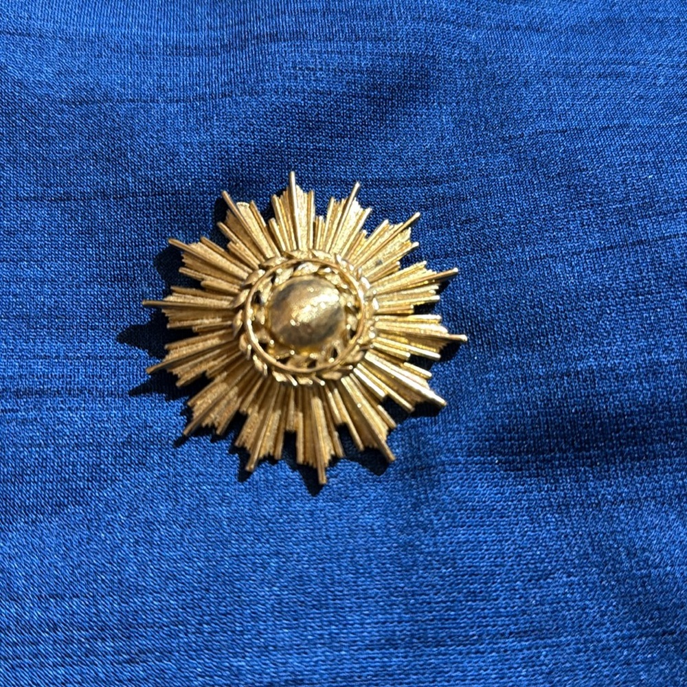 Elegant Monet Gold Starburst Brooch